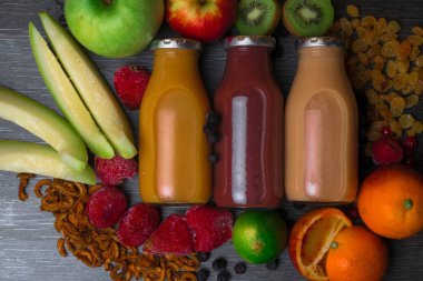 Detoks. Taze meyve suyu ve smoothies çilek, cidonia, meyve, Kuru üzüm, Hindistan cevizi yağı ile