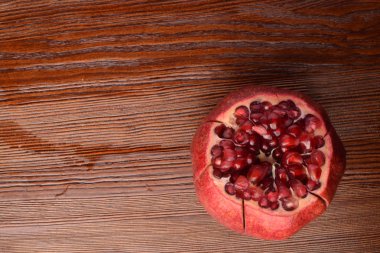 ahşap arka plan üzerinde taze organik nar