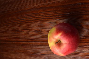 ahşap masa üzerinde kırmızı elma