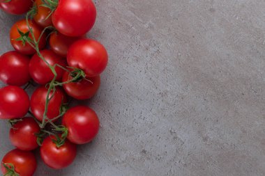 taze biyo kırmızı kiraz domates gri masada