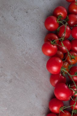 taze biyo kiraz domates gri masada