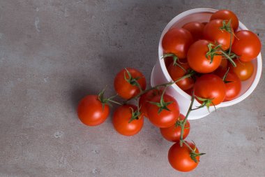 taze kırmızı kiraz domates için arka plan gri kartı üzerindeki plastik kutu