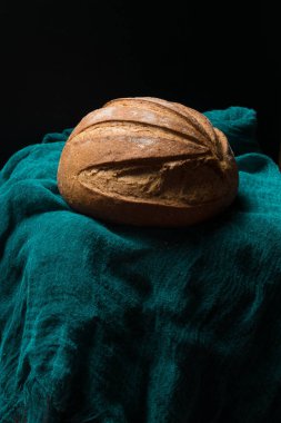 taze ev yapımı tüm siyah arka plan üzerine ekmek
