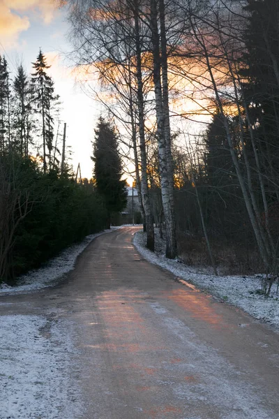 Peisaj frumos de iarnă cu drum spre apus de soare. Drumul rău murdar . — Fotografie, imagine de stoc