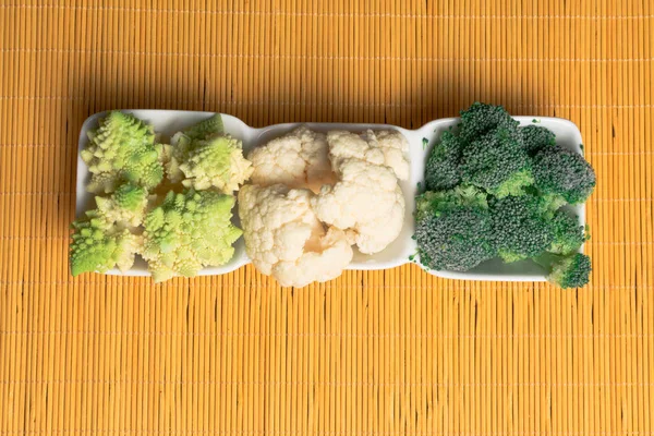 Суміш різноманітної капусти на солом'яному килимку — стокове фото
