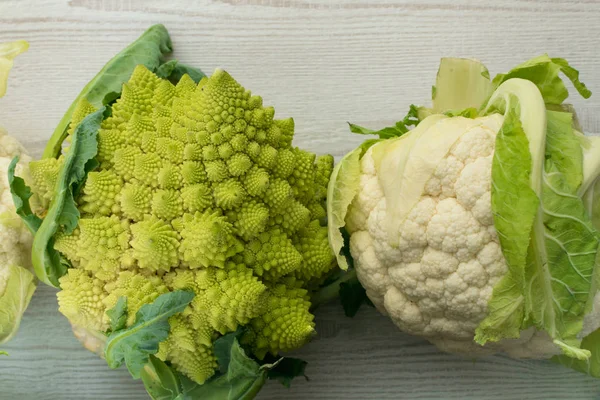 Bio nagy Romanesco brokkoli, vagy a római karfiol és a karfiol — Stock Fotó