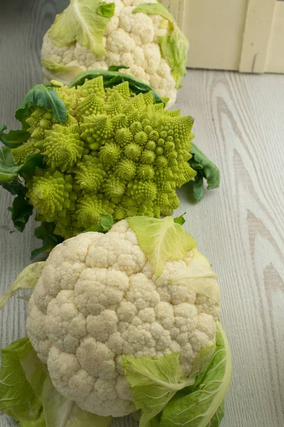 Bio nagy Romanesco brokkoli, vagy a római karfiol, fehér karfiol — Stock Fotó