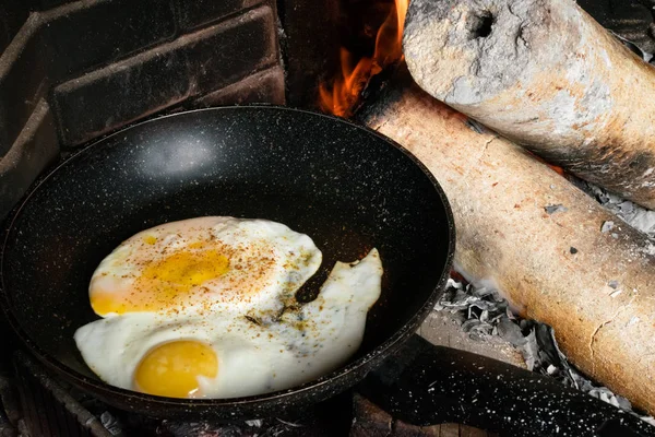 Stekt bio ägg på stekpannan i spisen — Stockfoto