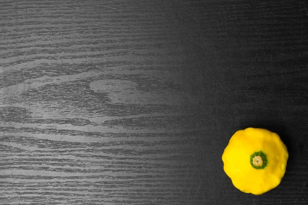 黄色的灌木南瓜在黑色的背景。感恩节日. — 图库照片