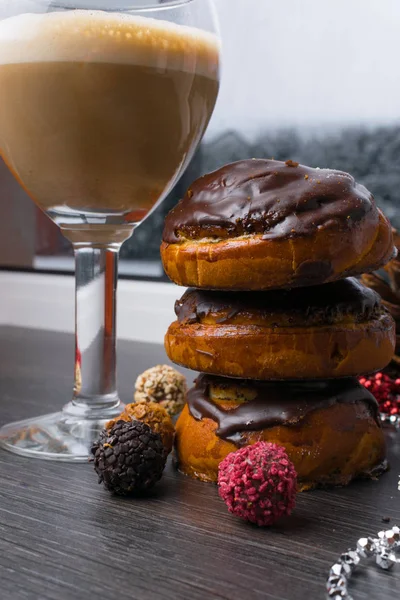 Läckra choklad bullar, tryffel med glas latee — Stockfoto