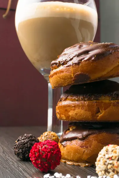 Läckra choklad bullar, tryffel med glas latee — Stockfoto