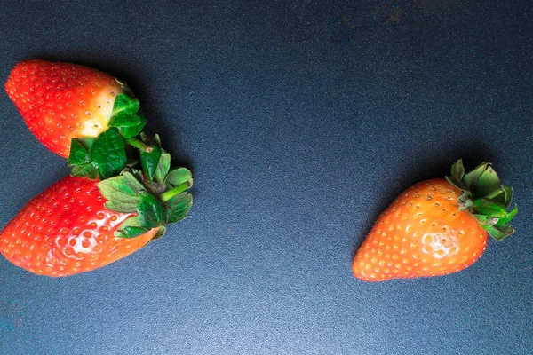 Frische Erdbeere auf dunkelgrauem Hintergrund — Stockfoto