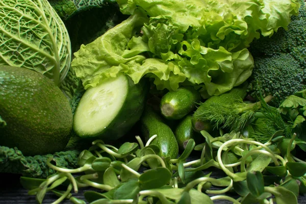 Közelkép a nyers bio zöldségek, cukkini, zöldek, káposzta, saláta, zöldek, brokkoli — Stock Fotó