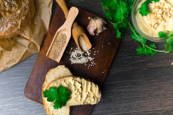 Geleneksel humus veya houmous, meze yapılan püresi nohut Tahin, limon, sarımsak, zeytin yağ, maydanoz, kimyon ve ahşap masa sedir fındık. Sağlıklı yaşam ve beslenme doğru kavramı