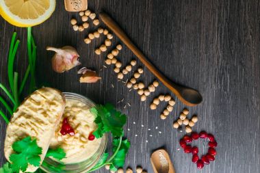 Humus veya houmous, meze yapılan püresi nohut Tahin, citron, sarımsak, zeytin yağ, maydanoz, kimyon ve ahşap masa, sedir fındık nar. Sağlıklı yaşam, doğru bir konsepti yeme