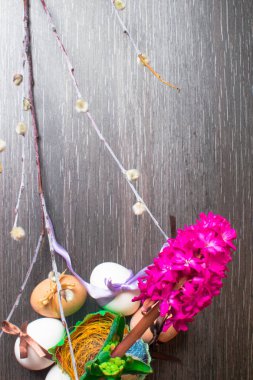 Paskalya yumurtaları renkli kurdeleler ve pembe geocint çiçek uğur böceği ile süslenmiş