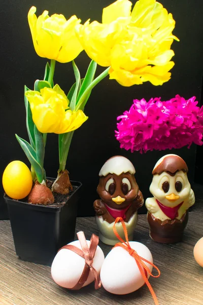 Pisanki z kolor wstążki i czekolady słodkie kurczaka ozdobione kwiatkiem - tulip i hiacynt — Zdjęcie stockowe