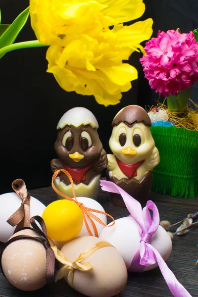 Pisanki z kolor wstążki i czekolady słodkie kurczaka ozdobione kwiatkiem - tulip i hiacynt — Zdjęcie stockowe