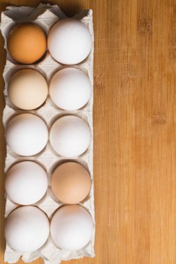 ahşap masa birkaç tavuk yumurtası. Protein kaynağı