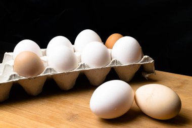 ahşap masa birkaç tavuk yumurtası. Protein kaynağı