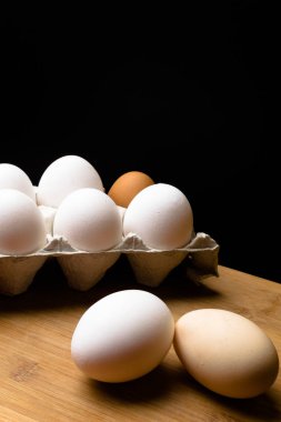 ahşap masa birkaç tavuk yumurtası. Protein kaynağı