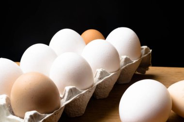 ahşap masa birkaç tavuk yumurtası. Protein kaynağı