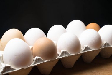 ahşap masa birkaç tavuk yumurtası. Protein kaynağı