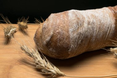 taze ciabatta ekmeği buğday kulaklı ahşap tablo