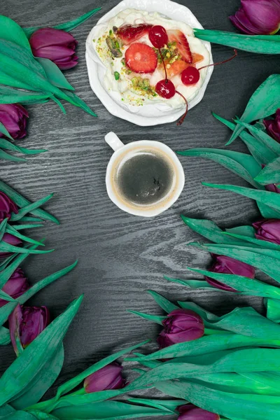 Красивый Свежий Весенний Тюльпан Чашкой Кофе Фруктовым Тортом Темном Фоне — стоковое фото