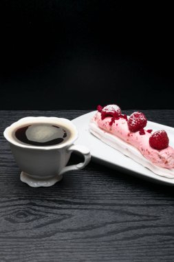 Bir rustik ahşap tahta üzerinde ahududu espresso kahve Kupası ile süslenmiş eklerleri ev yapımı