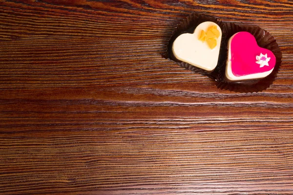 Zwei frische Kuchen Herzformen auf Holzgrund — Stockfoto