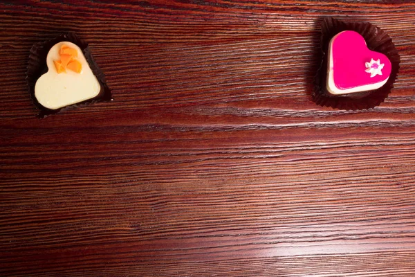 Zwei Frische Kuchen Rot Und Weiß Herzformen Auf Hölzernem Hintergrund — Stockfoto