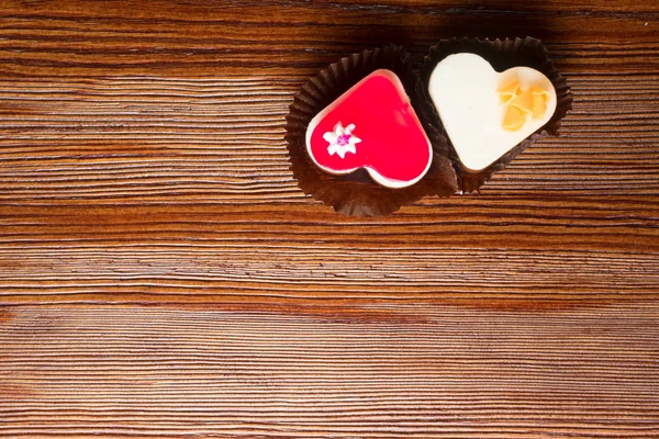 Zwei Frische Kuchen Rot Und Weiß Herzformen Auf Hölzernem Hintergrund — Stockfoto