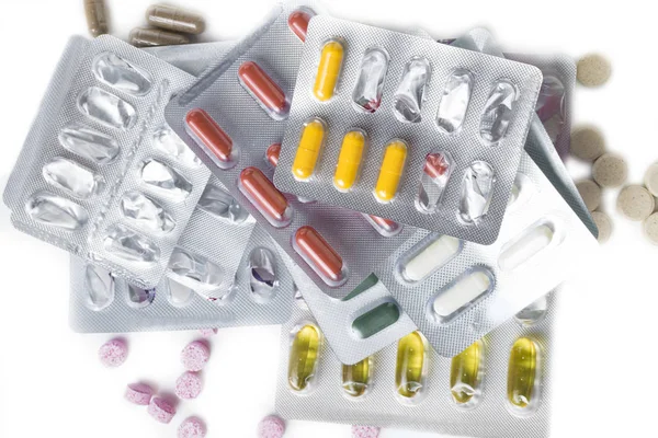 Ιατρική χρώμα χάπια σε συσκευασίες. Χάπια σε blister pack και κάψουλες χάπι συσκευασμένα σε κυψέλες — Φωτογραφία Αρχείου