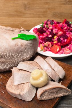 Sığır eti veya domuz eti dil pancar-mantar ile haşlanmış-champignon salata, fesleğen yaprağı, atış, stüdyo izole ahşap arka plan üzerinde. Üstten Görünüm