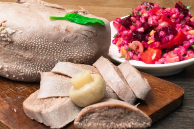 Sığır eti veya domuz eti dil pancar-mantar ile haşlanmış-champignon salata, fesleğen yaprağı, atış, stüdyo izole ahşap arka plan üzerinde. Üstten Görünüm