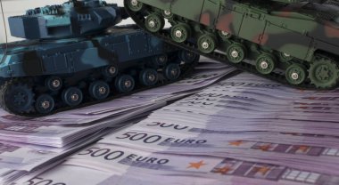 Yeşil ve mavi tank oyuncak euro banknot yığının üstüne yerleştirilen kapatın. iş ve ekonomi savaş. iş ve ekonomi kavramı yeni Dünya Savaşı. Kavramı gider ve savaşın maliyeti