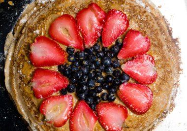 yığını taze süt bal berry ve şeker tozu ile dekore edilmiş, çilek, blueberrys ve condenset ile geleneksel lezzetli gözleme hazırlanmış. Krep pasta.