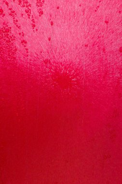 Kırmızı arkaplanda çok su damlası var