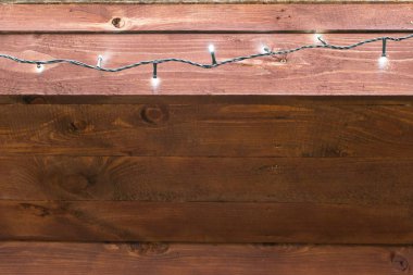 Beyaz ışıklar ile dekore ahşap duvar panelleri ile doğal iç. Doğal arka plan olarak ahşap kullanımı doku. Ahşap doku. Soyut arka plan, boş şablon.ahşap plandan yapılmış duvarın yakın