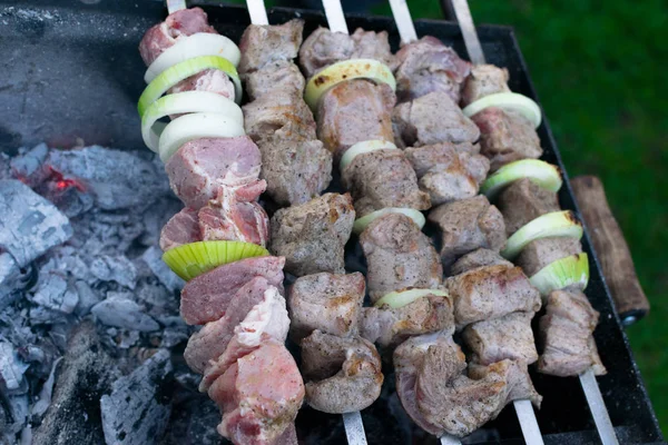 Pieczenie kebab Shish na grillu. Impreza grillowa. Zbliżenie. — Zdjęcie stockowe