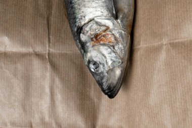 Ringa balığı bir kağıt torba arka plan üzerinde tuzlu. Rustik tarzı.