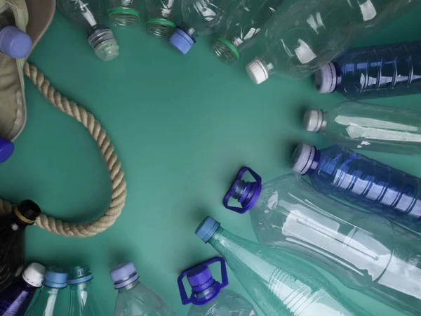 Primer plano de una bolsa de basura con botellas de plástico vacías sobre fondo verde, basura botella de plástico para el reciclaje concepto de reutilización — Foto de Stock
