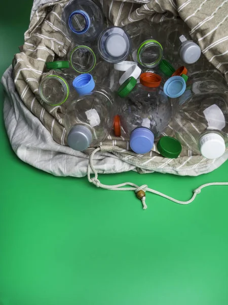 Reciclaje de botellas de plástico transparente en eco bag, concepto de reciclaje — Foto de Stock