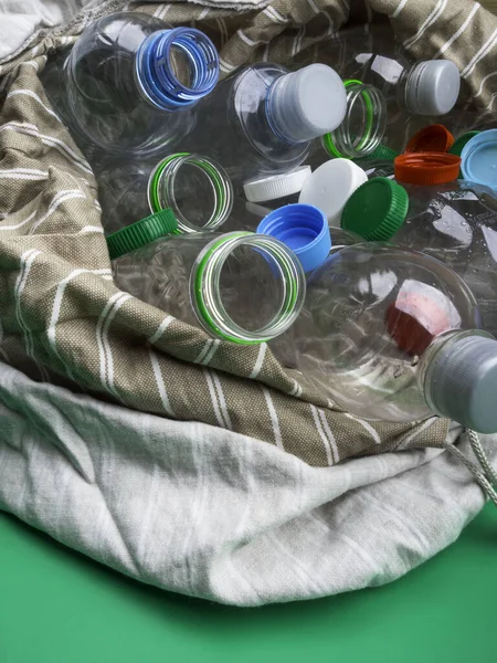 Transparenta plastflaskor återvinning i eco bag, återvinningskoncept — Stockfoto