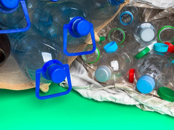 Reciclaje de botellas de plástico transparente en eco bag, concepto de reciclaje — Foto de Stock