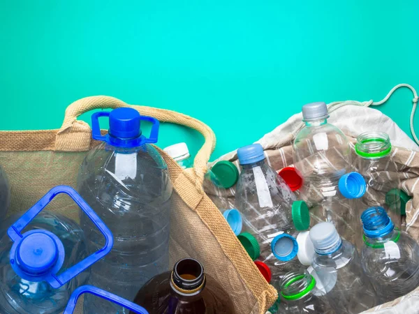 Reciclaje de botellas de plástico transparente en eco bag, concepto de reciclaje — Foto de Stock