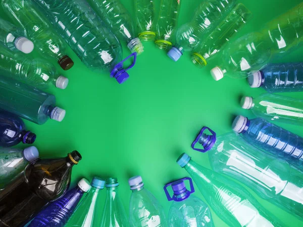 Marco de botellas de plástico usadas sobre fondo verde con espacio de copia Concepto de reciclaje. Día Mundial del Medio Ambiente — Foto de Stock