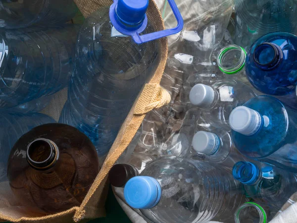 Recyclage de bouteilles en plastique transparent dans un sac écologique, concept de recyclage — Photo