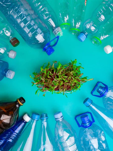 Botellas de plástico de basura reciclado, concepto de medio ambiente, salvar la naturaleza — Foto de Stock